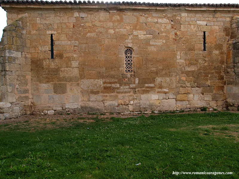 CABECERA DEL TEMPLO. FRONTAL DE LA NAVE CENTRAL  FLANQUEADO DE MUROS GTICOS CON ASPILLERA